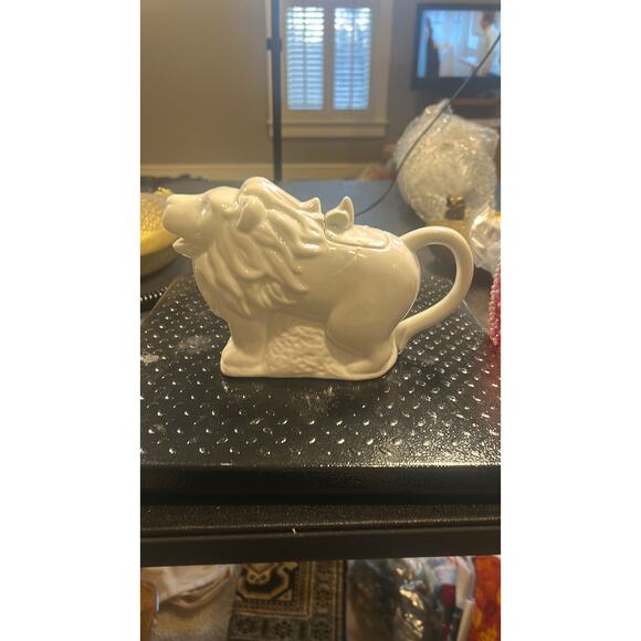 145. Lion Ceramic Teapot - Picture 5 of 5